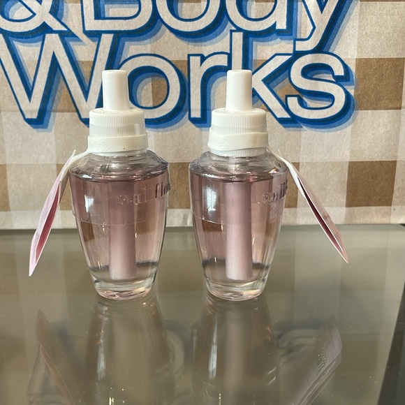 Bath & Body Works Wallflower Plugs in Fresh Cut Lilac Scent - Set of 2 - Picture 3 of 4